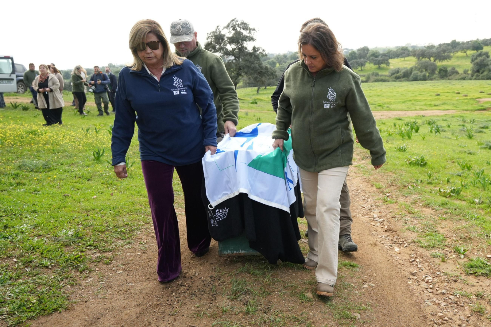 La consejera de Medio Ambiente, Catalina García, en la suelta de un lince el pasado enero en Sierra Morena.