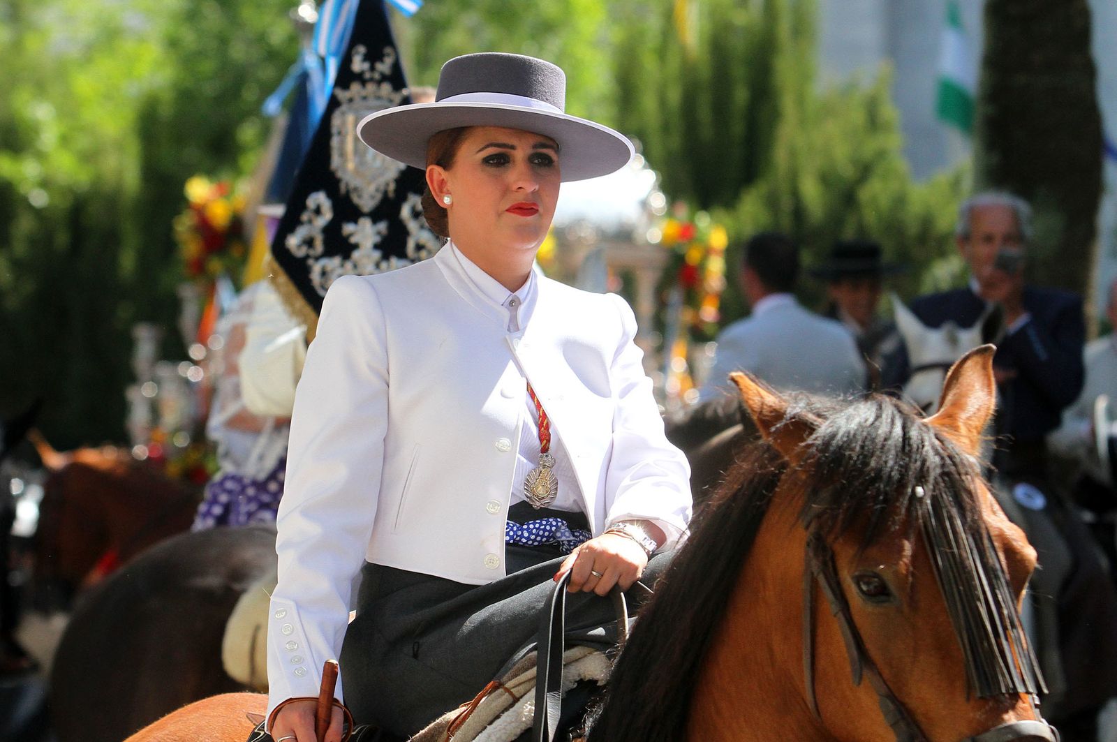Imágenes de los caballistas, peregrinos a pie y carros de la Hdad de Emigrantes