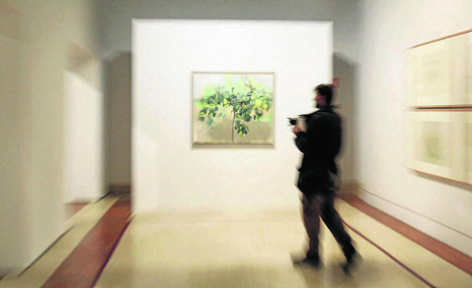 Un fotógrafo ante el lienzo de Antonio López 'Membrillero' (1990), uno de los hitos de la exposición.