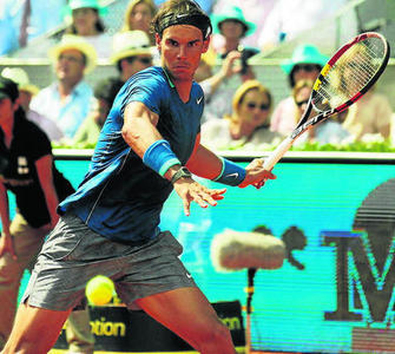 Rafael Nadal golpea la bola durante su duelo de ayer.
