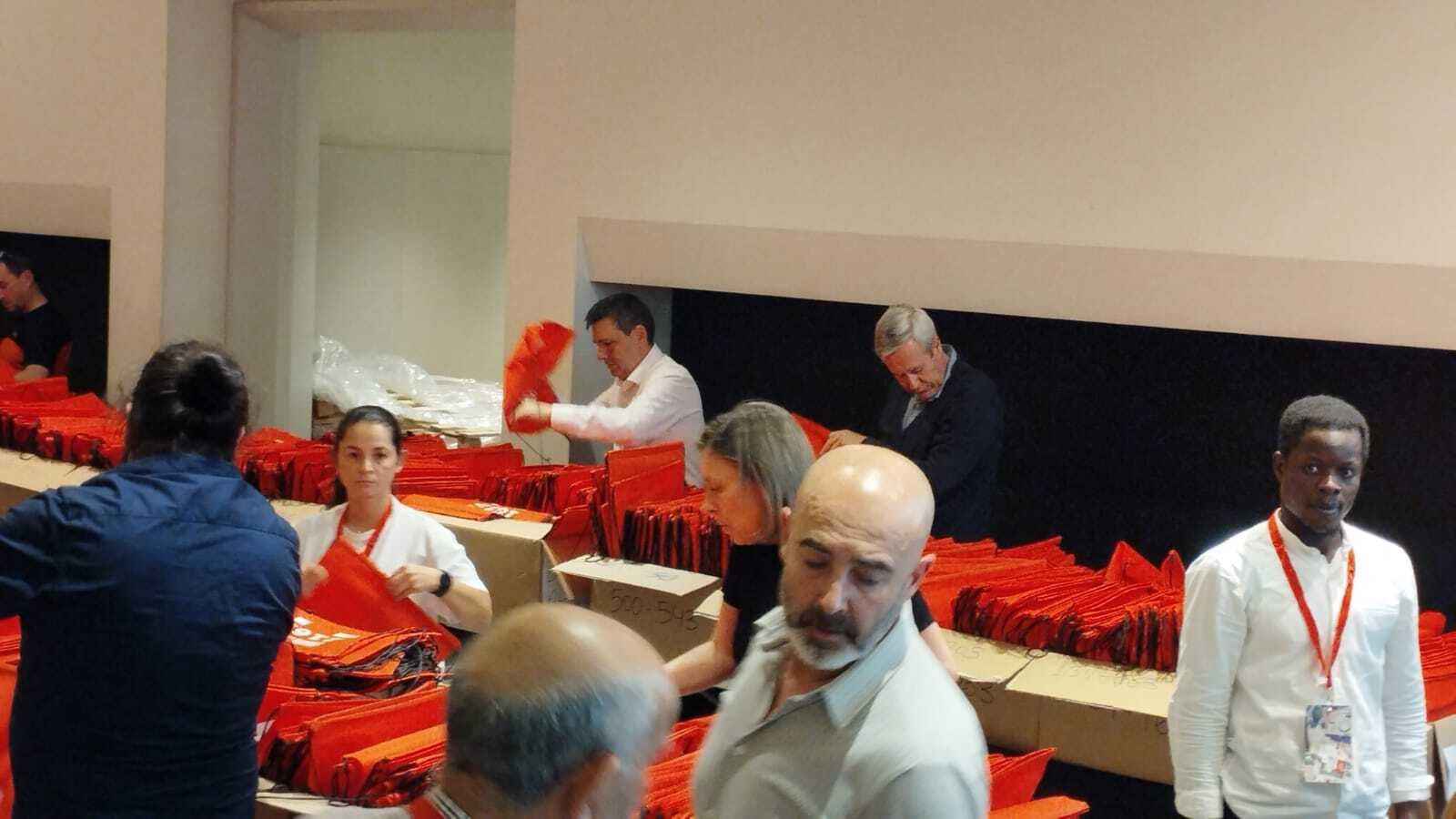 Jorge Iglesias, al fondo, buscando dorsales en el Centro Comercial Serrallo Plaza.