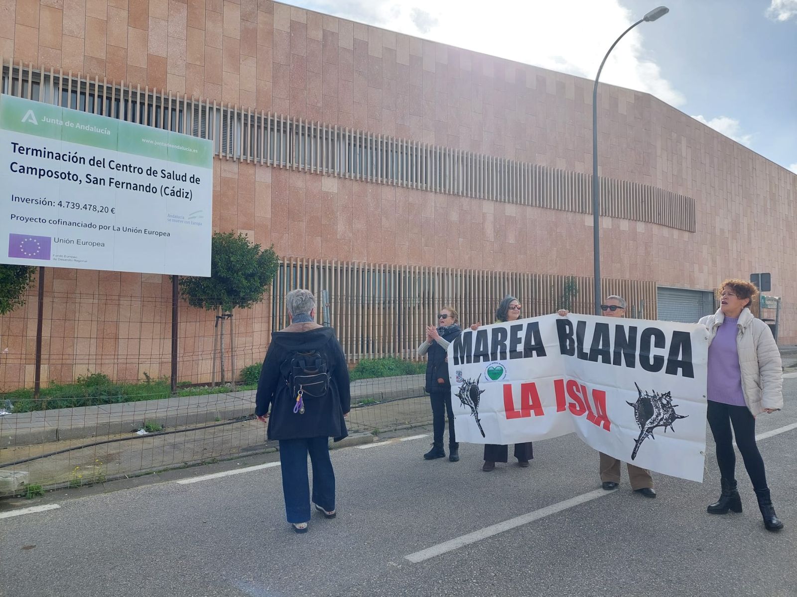Un quinteto de representantes de Marea Blanca, manifestándose el jueves a las puertas del centro de salud.