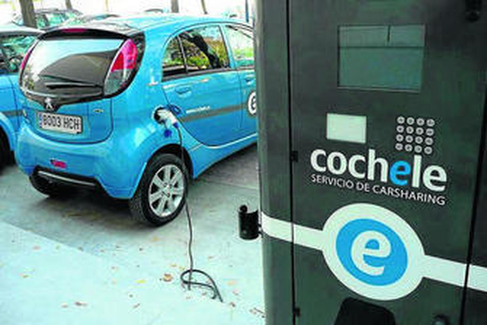 Uno de los puntos de recogida de estos coches, en la Isla de la Cartuja.