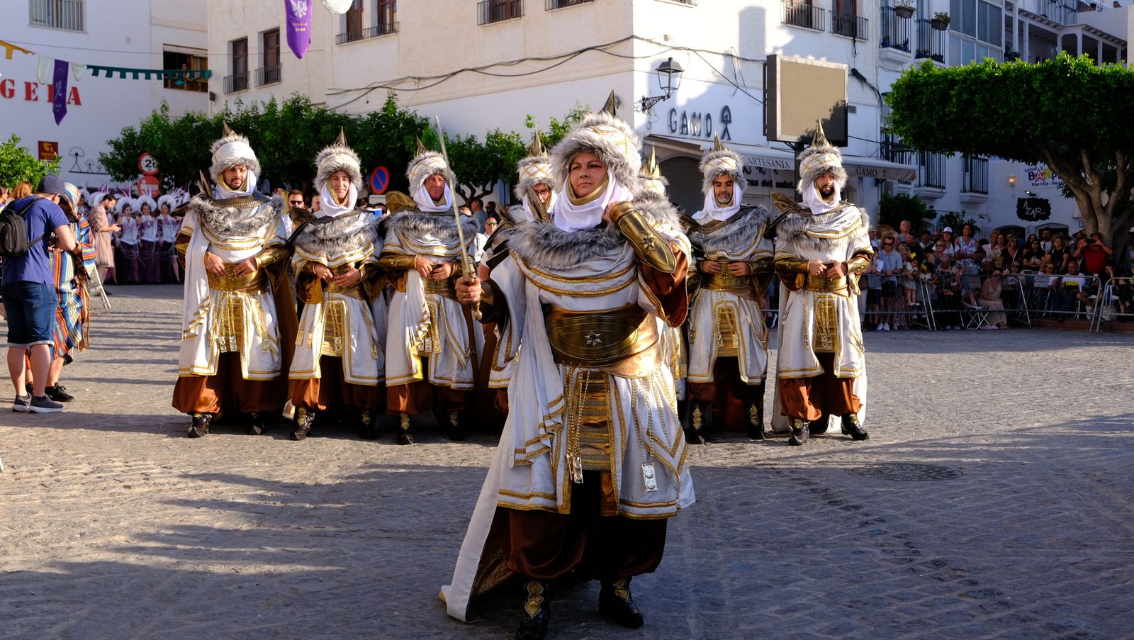 El espectacular desfile de Moros y Cristianos de Mojácar, en imágenes
