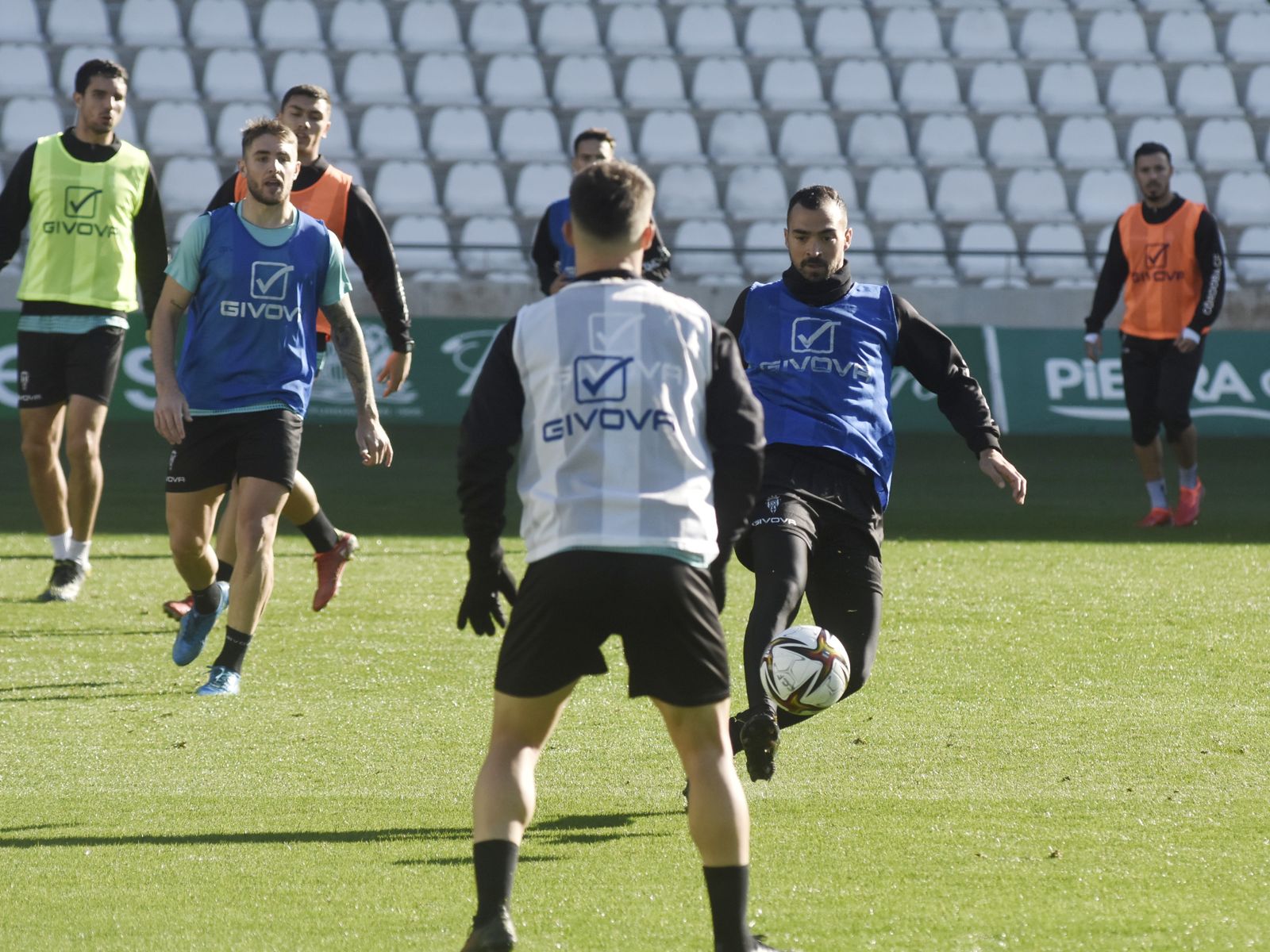 El regreso al trabajo del Córdoba CF tras el parón navideño, en imágenes