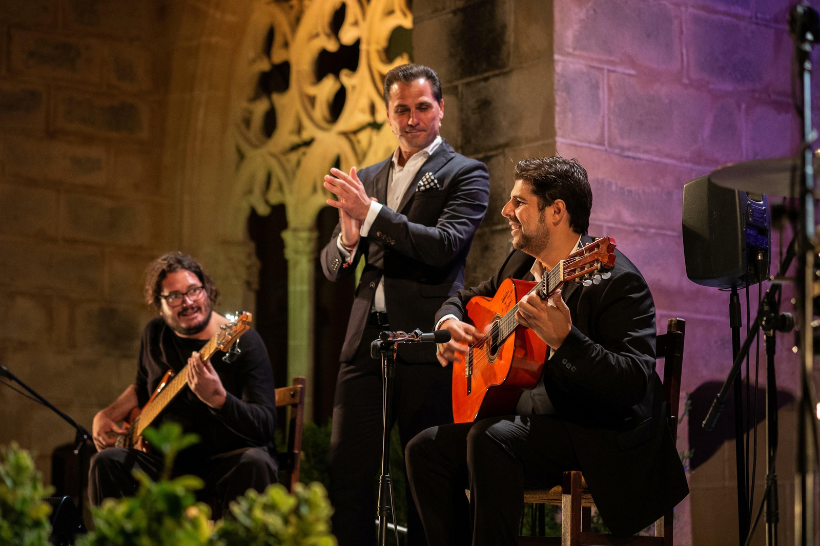 El jerezano Manuel Valencia, junto a David Carpio y Ricardo Piñero, en su concierto ‘Entre mis manos’ en Los Claustros.