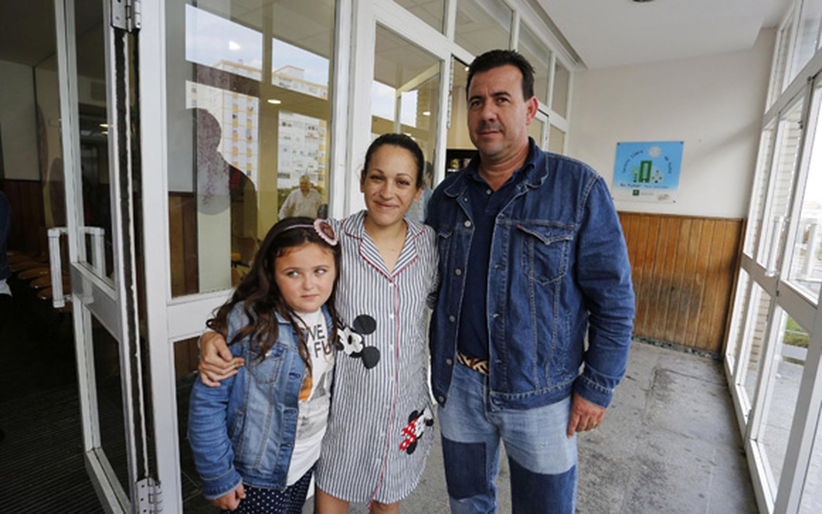 Leticia, madre de la recién nacida, y su otra hija posan con el taxista Juanma Contreras, ayer en el hospital. /Pascual