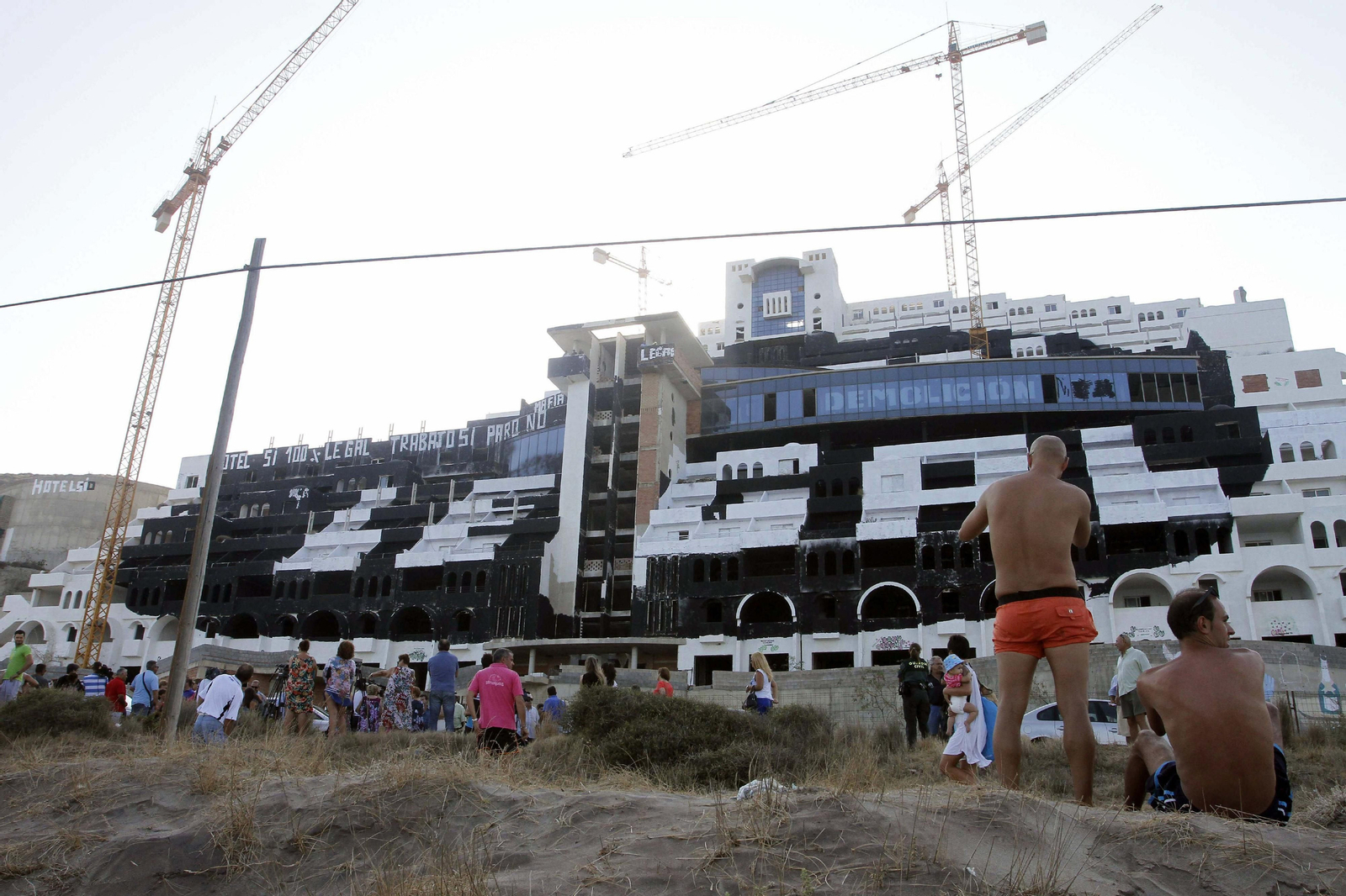 Activistas de Greenpeace pintaron sobre el hotel de El Algarrobico.