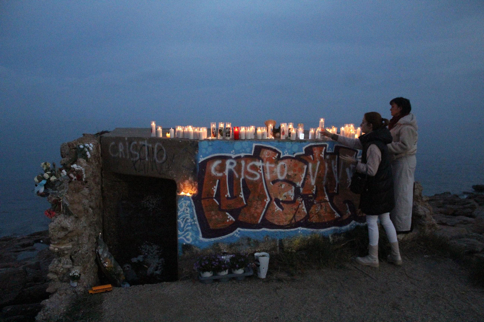 Garrucha rinde homenaje a Lucca con velas y flores en el lugar dnde apareció su cadáver