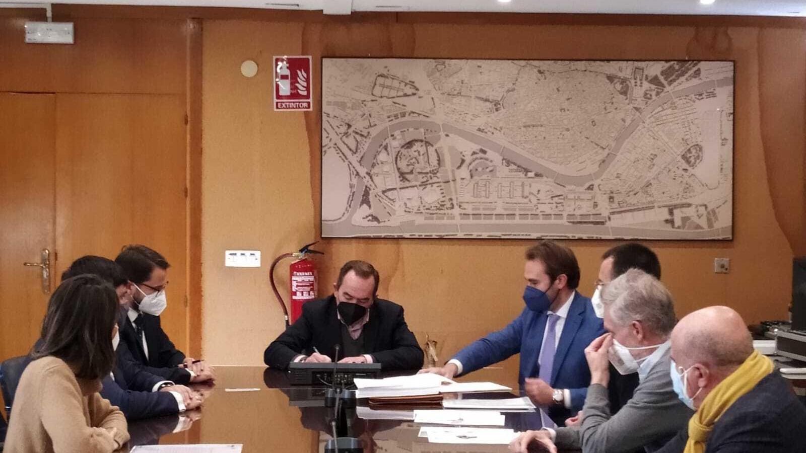 Un momento de la firma entre el representante de la entidad Hoteles Color Especial, Pedro Rosique Conesa, y de Baraka Holding –como garante de la operación– Óscar Quiroga, y el gerente de Urbanismo, Juan Carlos de León