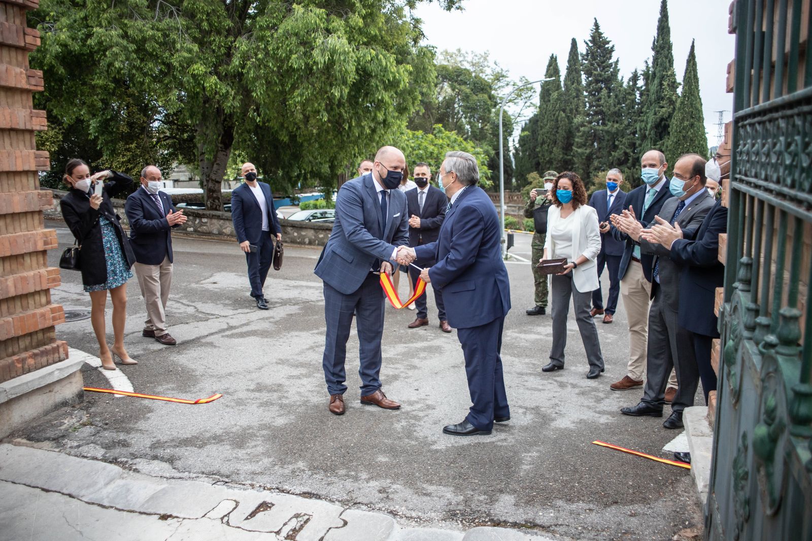 El ministro de Defensa eslovaco visita la fábrica de municiones.