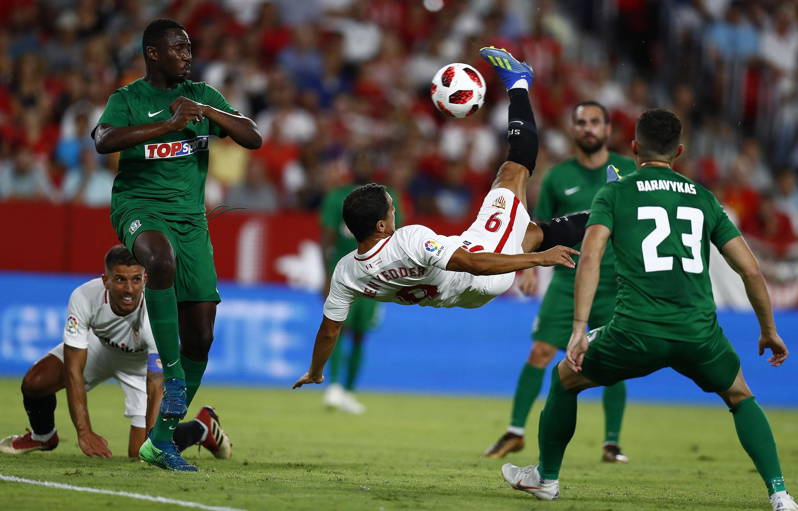 Ben Yedder remata de chilena en una de las mejores ocasiones locales.