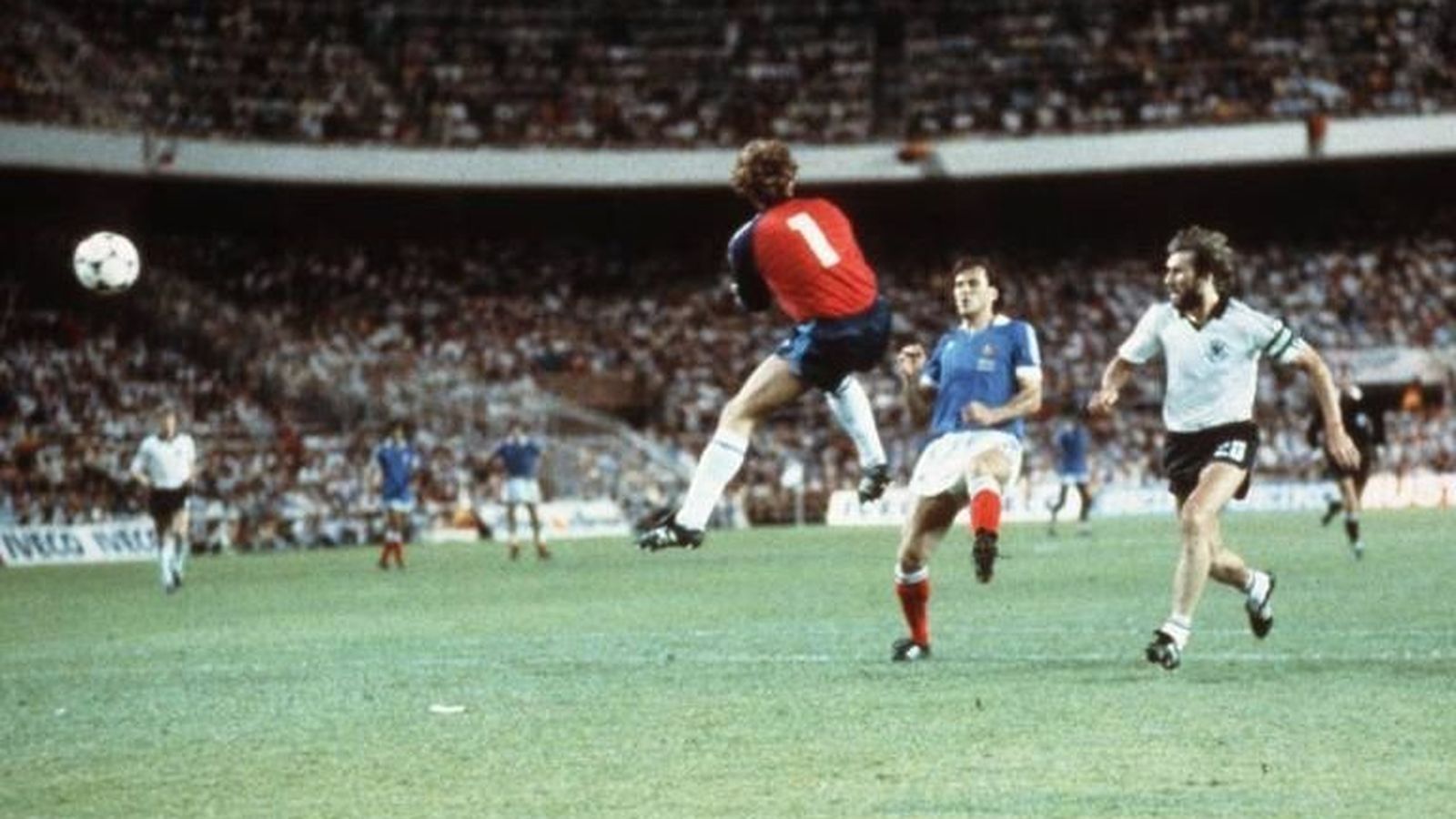 La entrada de Toni Schumacher a Battiston en las semifinales del Mundial.