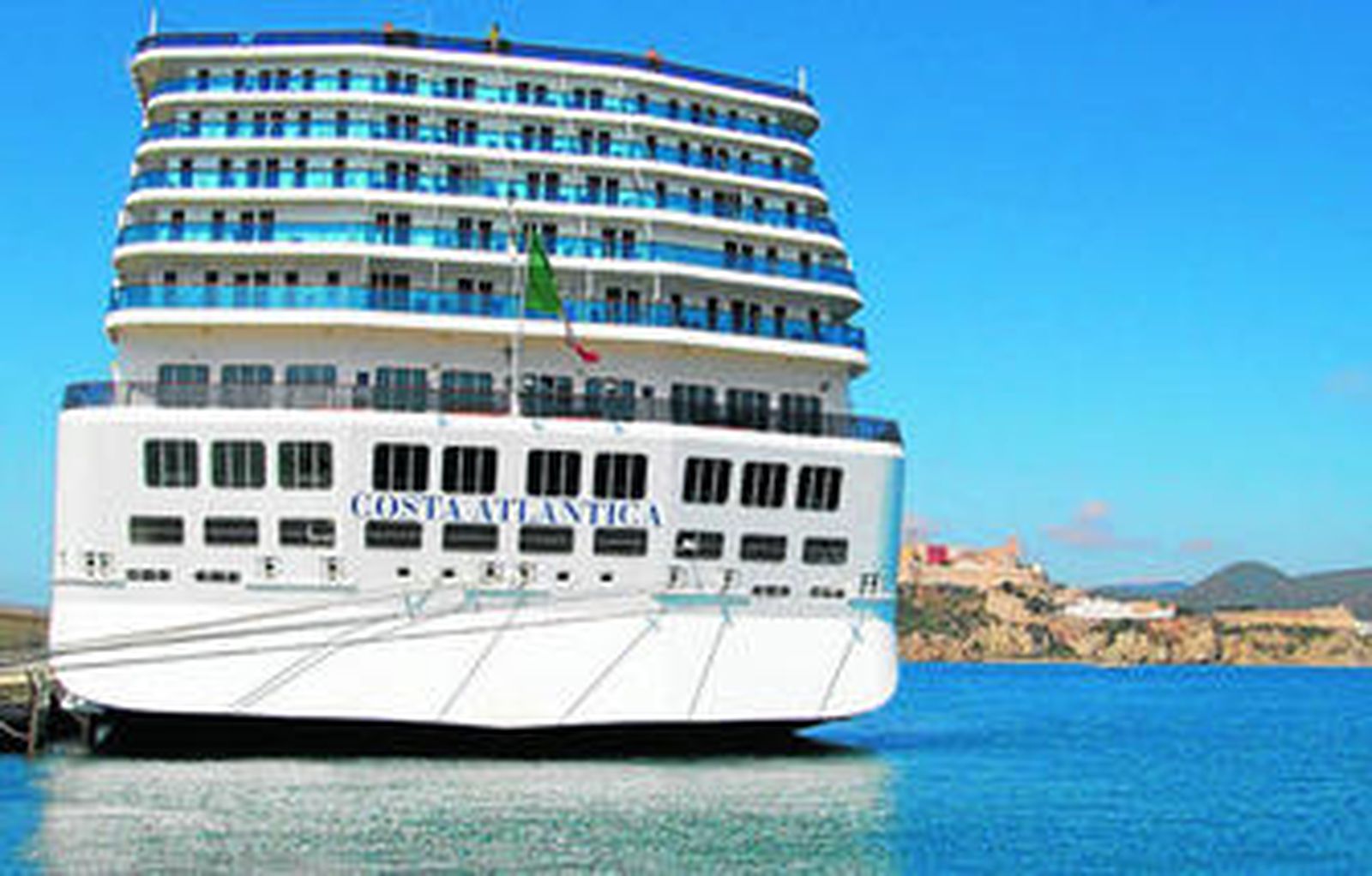 El Costa Atlántica, durante su escala en Ibiza.