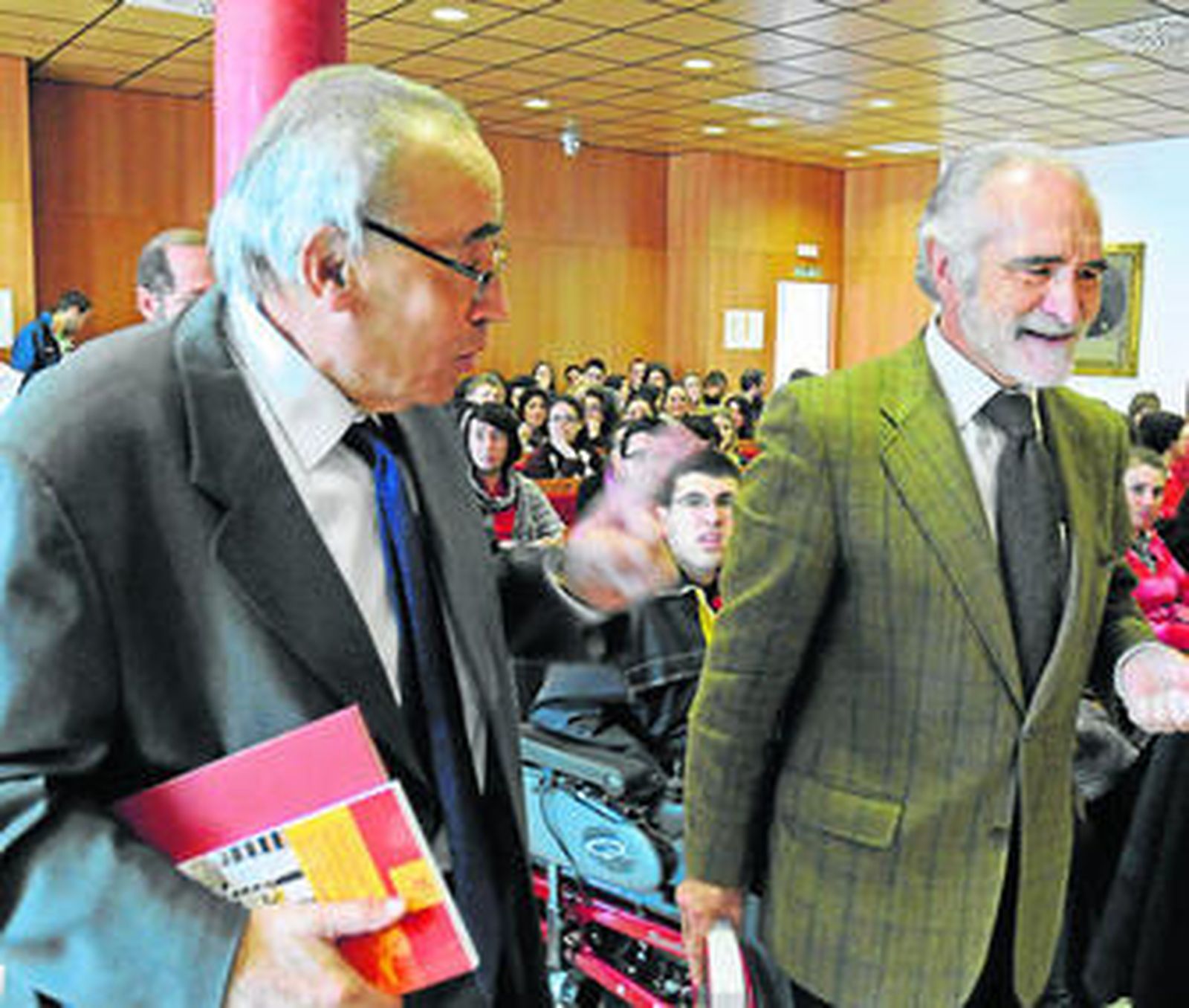 Peces-Barba, en Sevilla el 10 de marzo de 2010 con Antonio Merchant, en la Facultad de Derecho.
