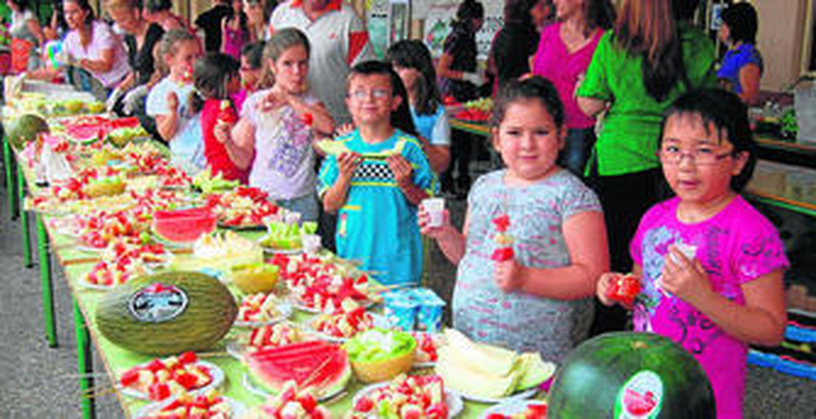 Pequeños estudiantes de un colegio almeriense disfrutando de un saludable desayuno de sandía y melón en el marco de unas jornadas de alimentación.