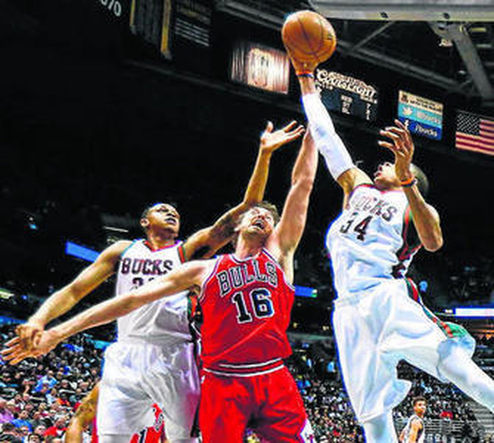 Pau Gasol disputa la pelota con Antetokounmpo y Henson.