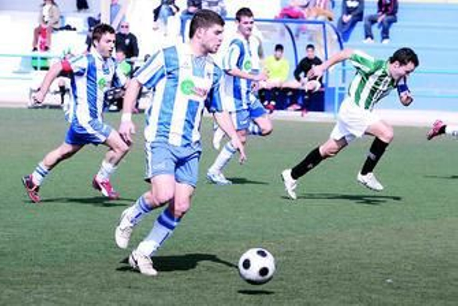 El españolista Manolillo conduce un balón.