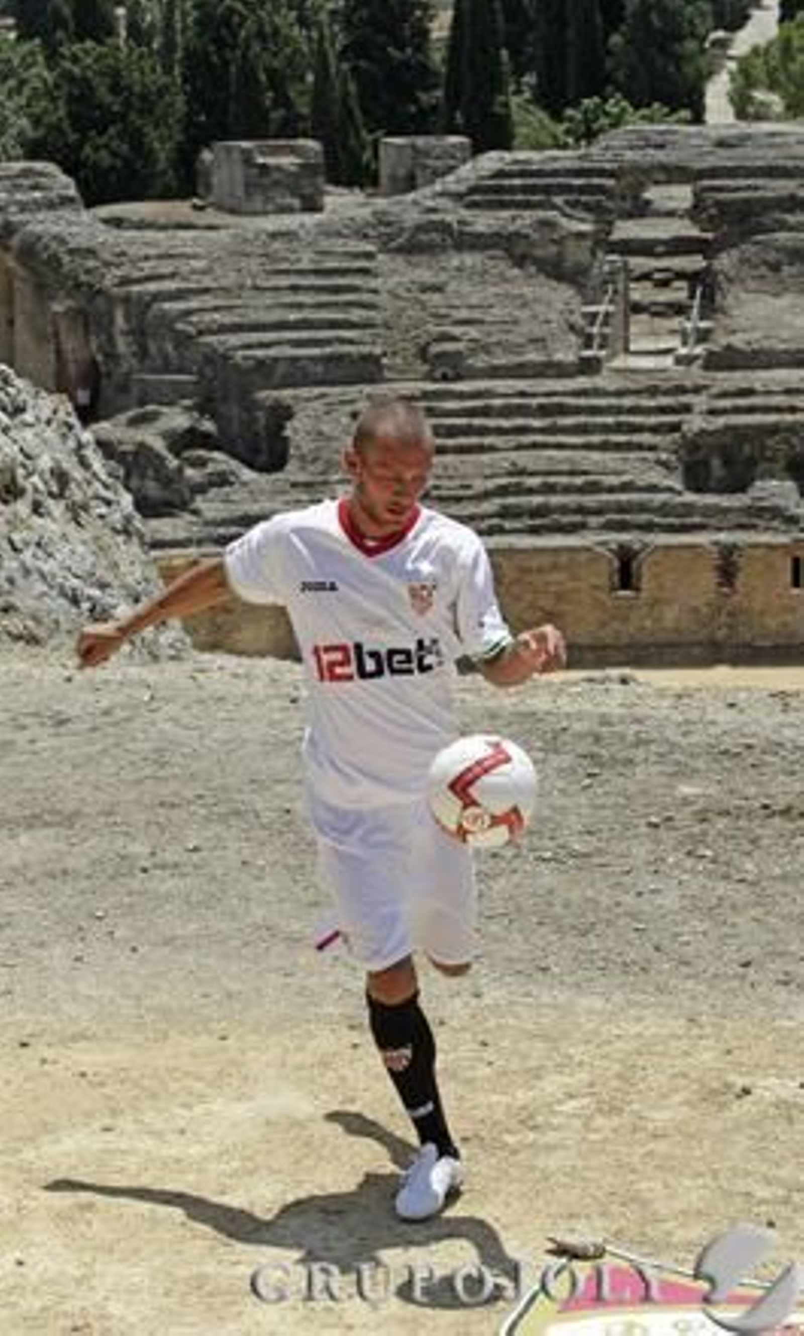 El Sevilla elige el complejo arqueológico para presentar, cual emperador romano, al mediocentro Tibero Guarente.

Foto: Antonio Pizarro