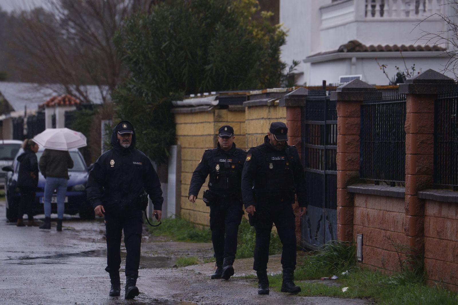 Los vecinos de Guadalvalle desalojan sus parcelas por la crecida del Guadalquivir, en imágenes