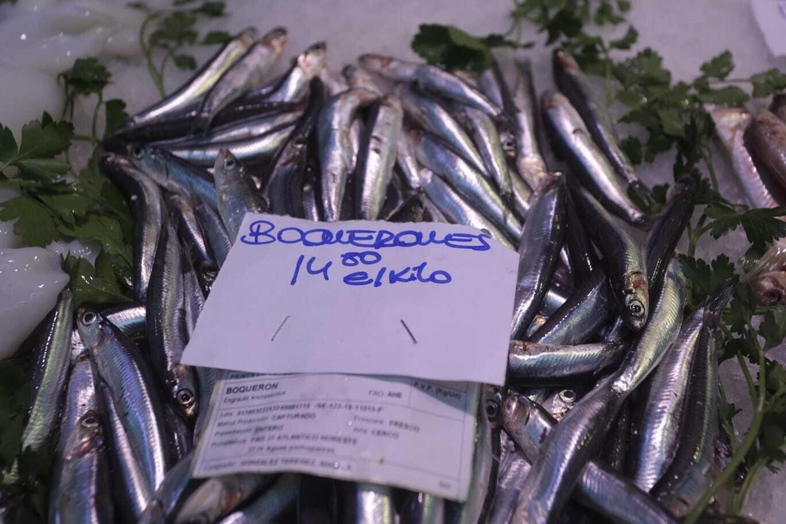 El pescado azul sigue faltando o está muy caro en las pescaderías de Sevilla. En la imagen, mercado del Tiro de Línea, este martes.