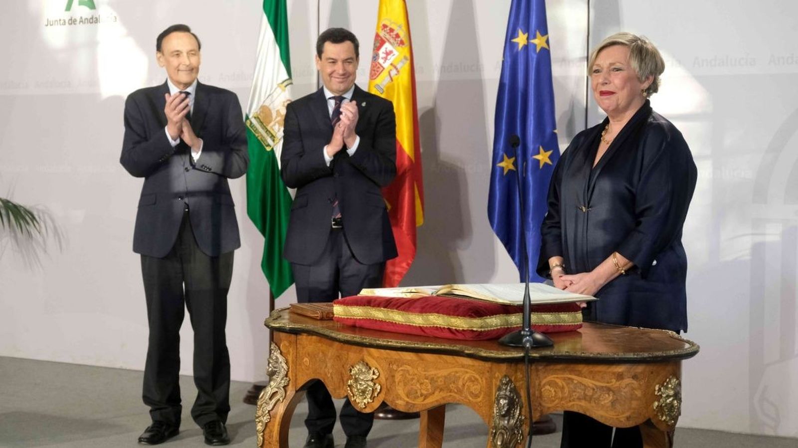 Carmen Vargas reivindica la Universidad pública en su toma de posesión como rectora