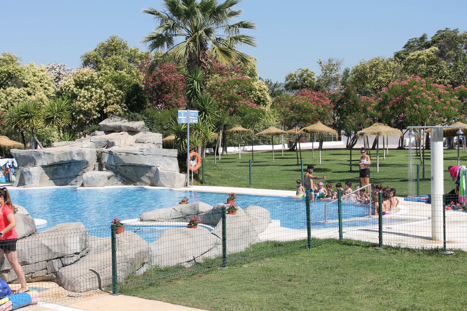 Un grupo durante un curso de natación en la piscina de Lucena.