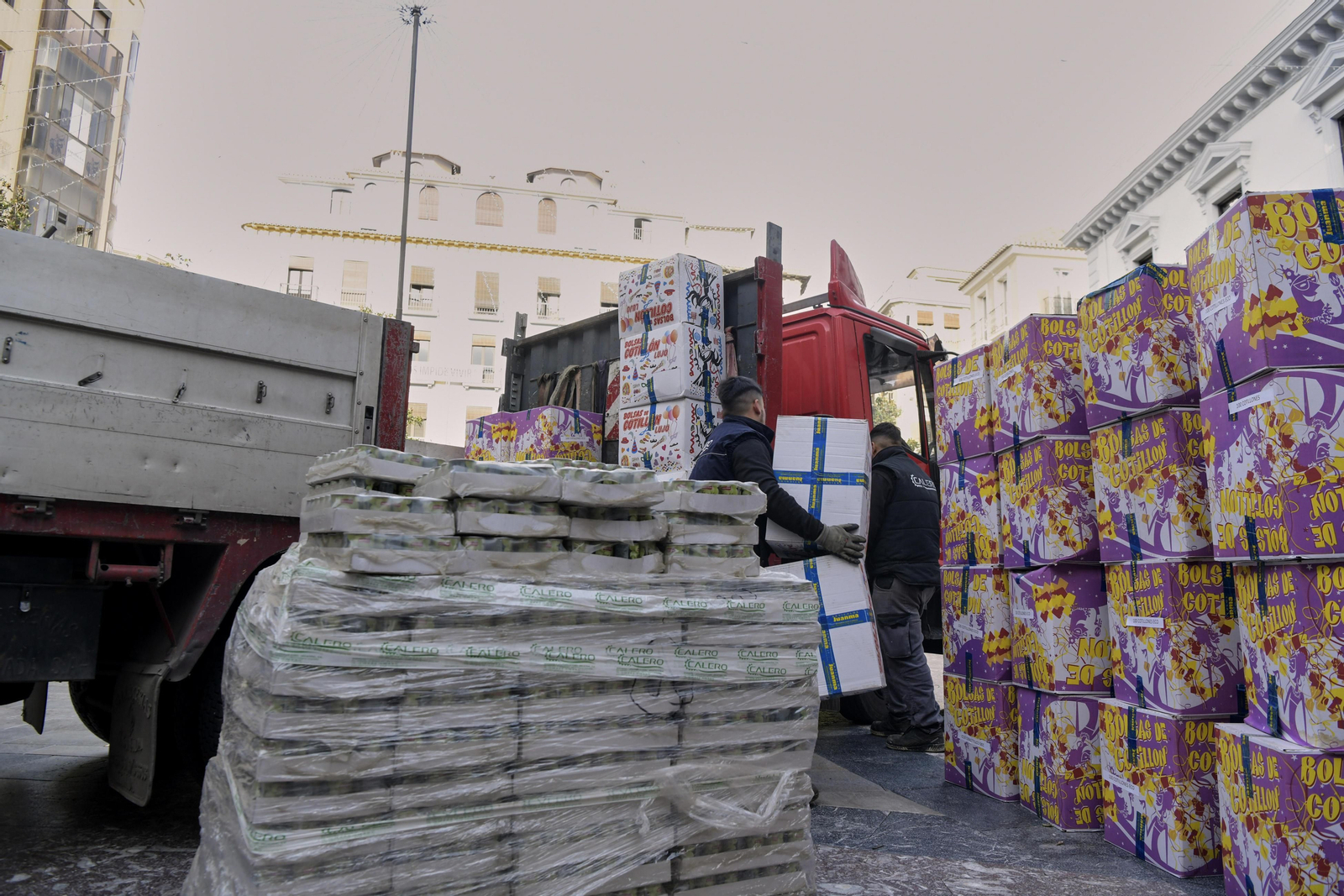 Preparativos navideños en la Plaza del Carmen, con las uvas y las bolsas de cotillón.