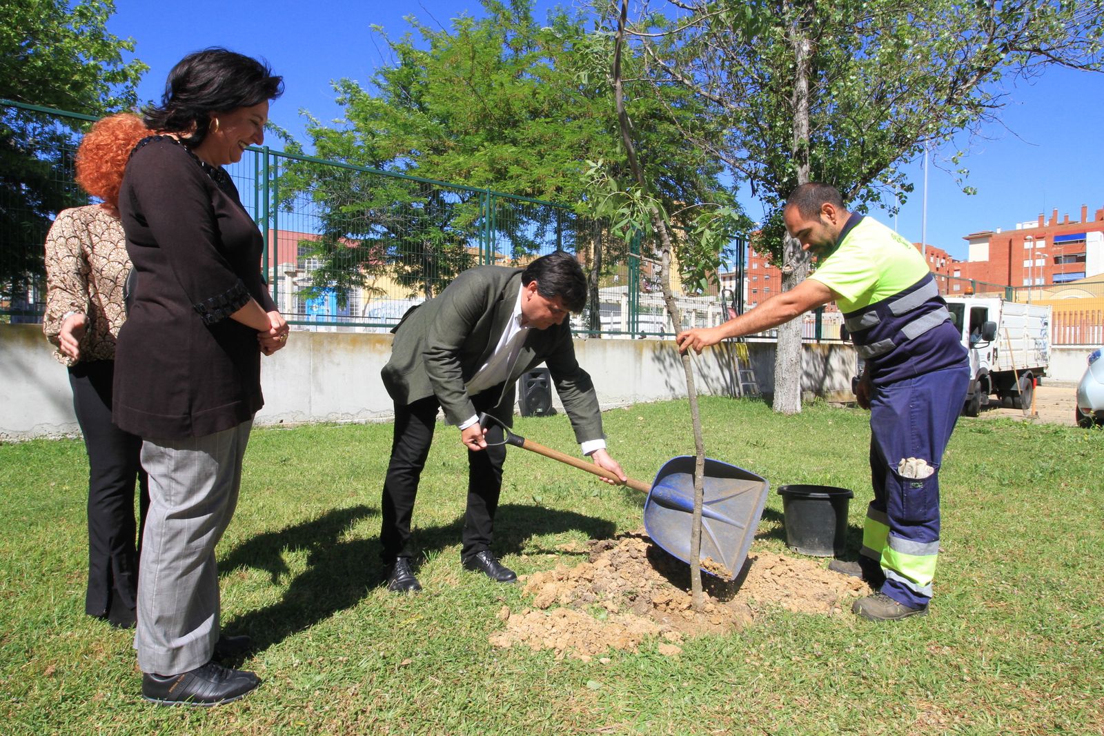 Imágenes de la plantación de árboles llevada a cabo en el colegio Los Rosales, con motivo del incendio del año pasado