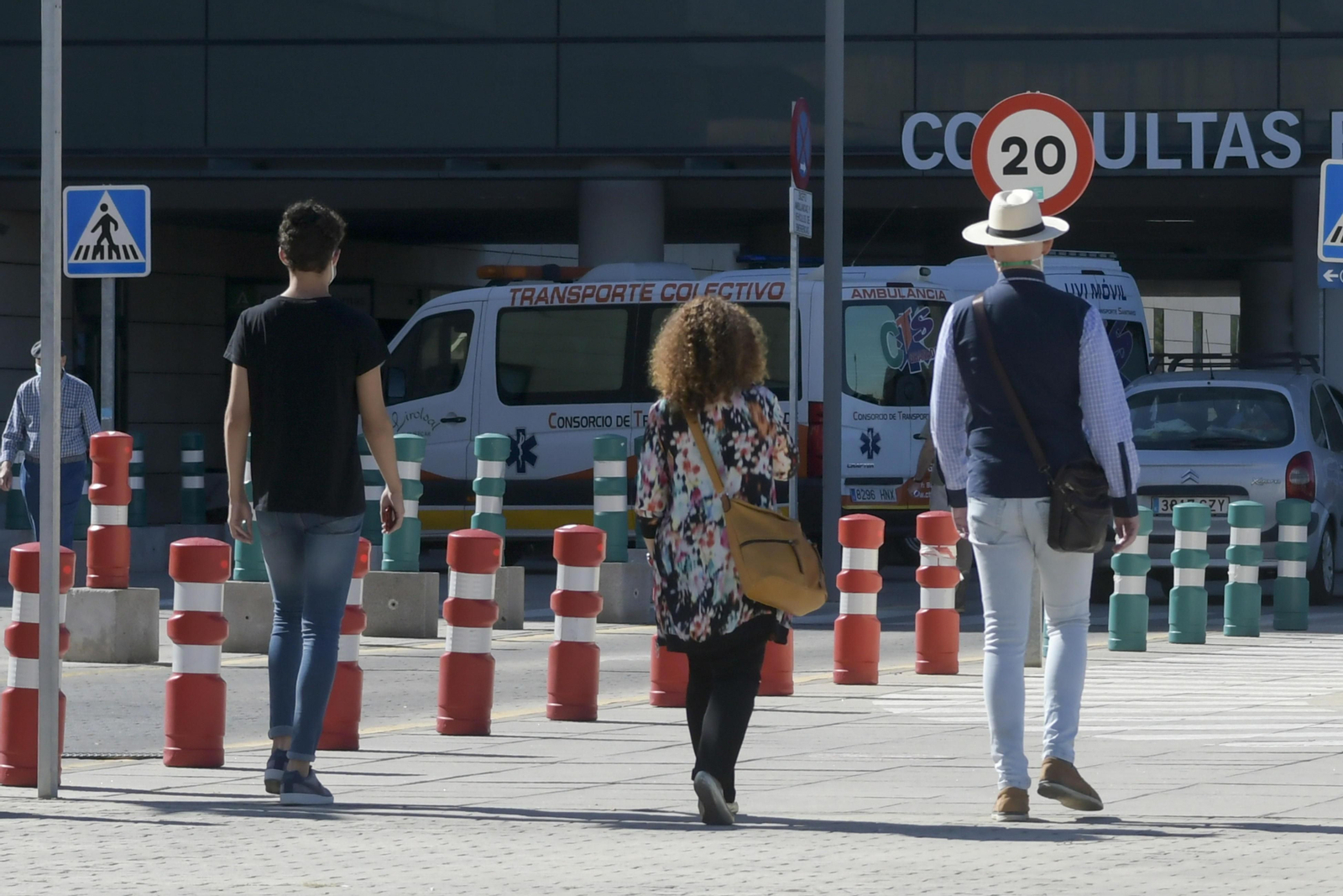 Varias personas caminan cerca del entorno hospitalario en una imagen reciente