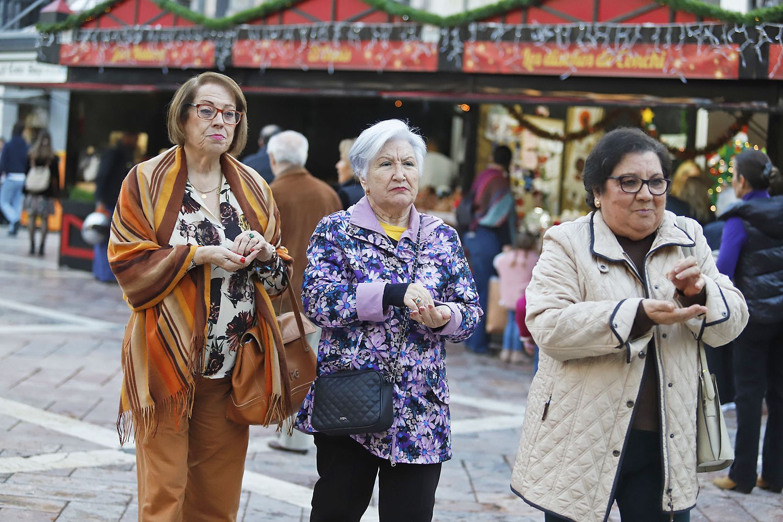 Imágenes del mercado navideño de la Plaza de Las Monjas