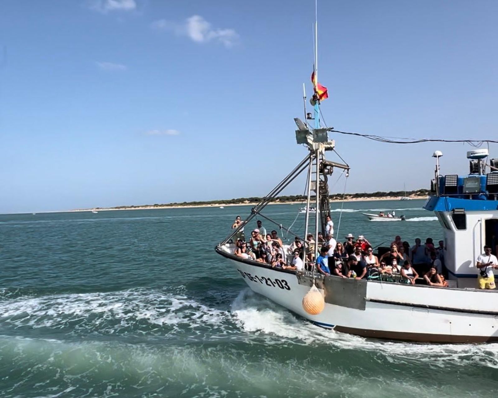 Peregrinos de la Virgen del Carmen por la desembocadura del Guadalquivir.
