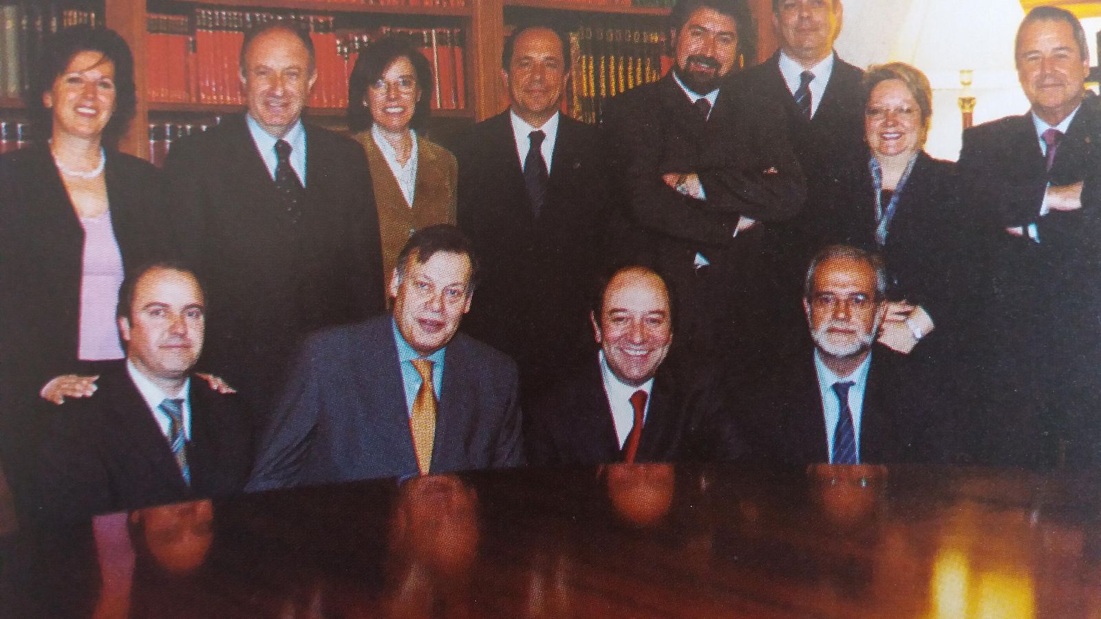 Con su primer equipo de gobierno.