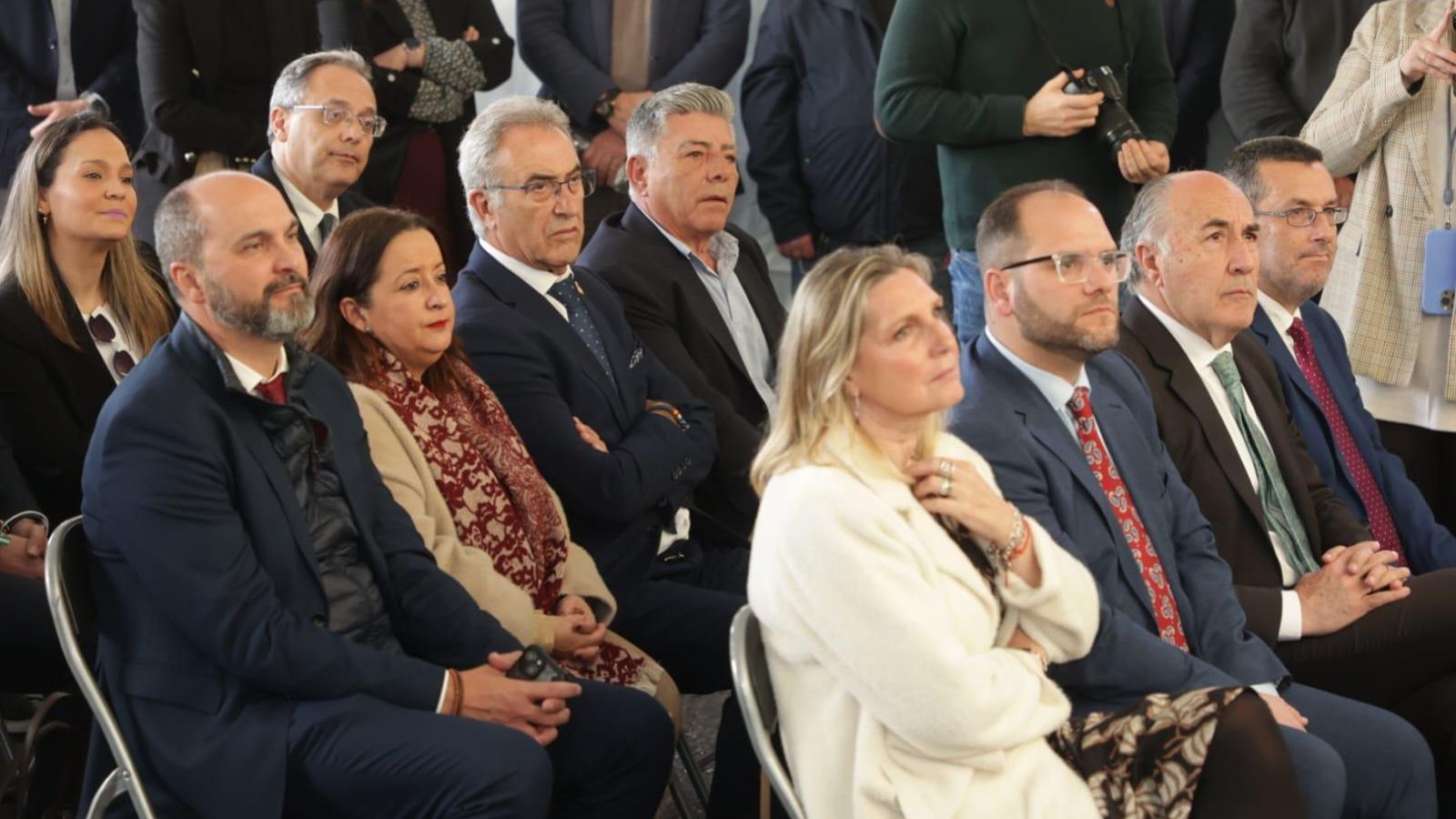 La presidenta de la Mancomunidad de Municipios del Campo de Gibraltar, Susana Pérez, y varios alcaldes del Campo de Gibraltar, este martes en Castellar.