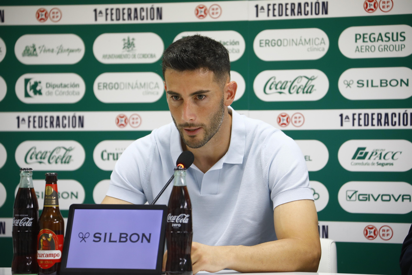 Las mejores fotos de la presentación de Carlos Albarrán con el Córdoba CF