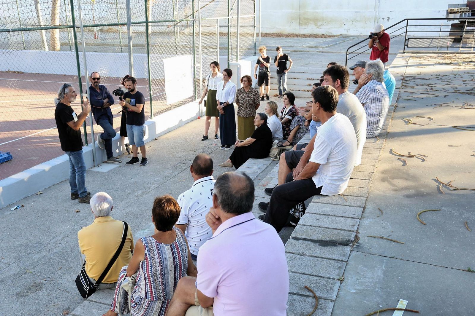 Imagen de un momento del homenaje donde los voluntarios reciben indicaciones sobre cómo interpretar.