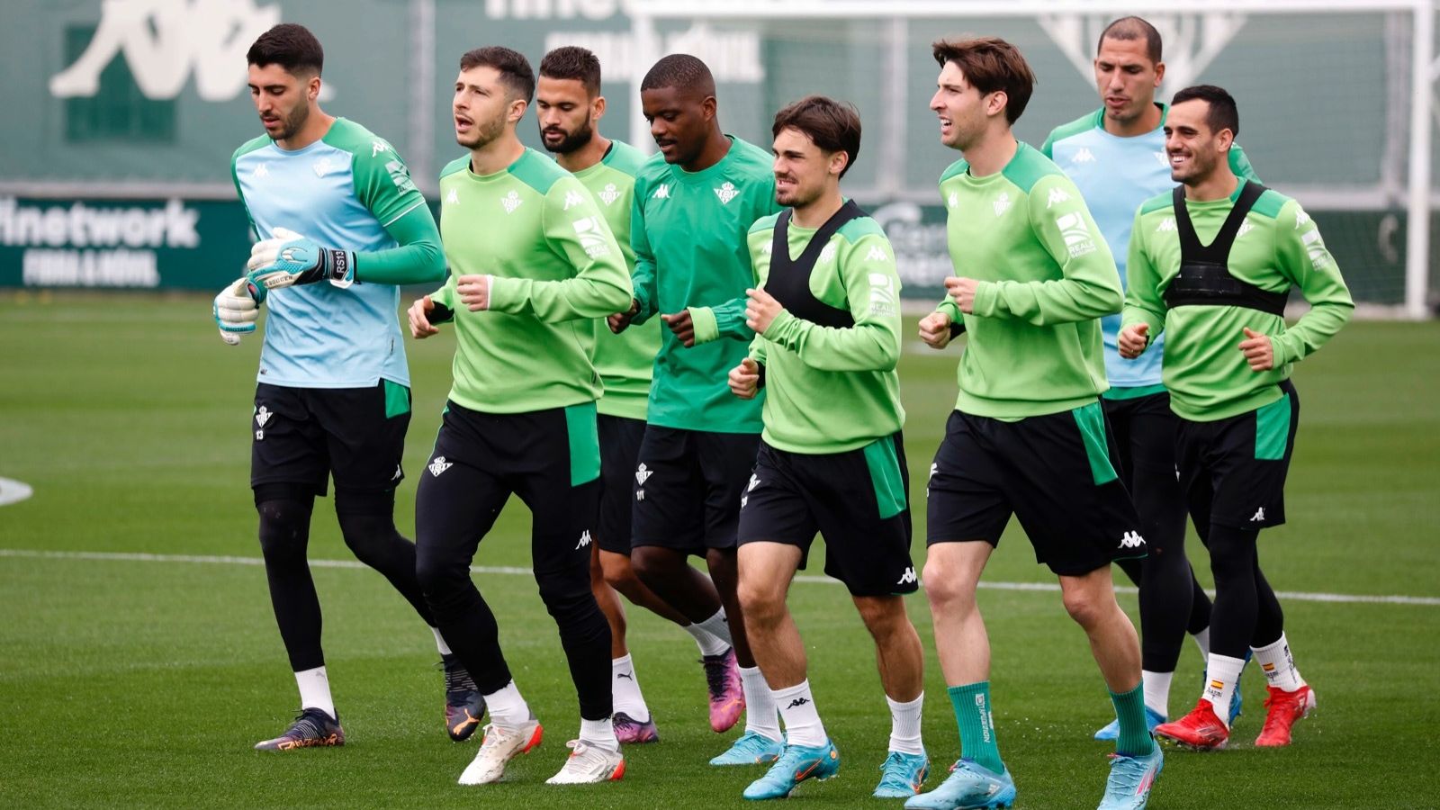 Los jugadores del Betis hacen carrera continua.