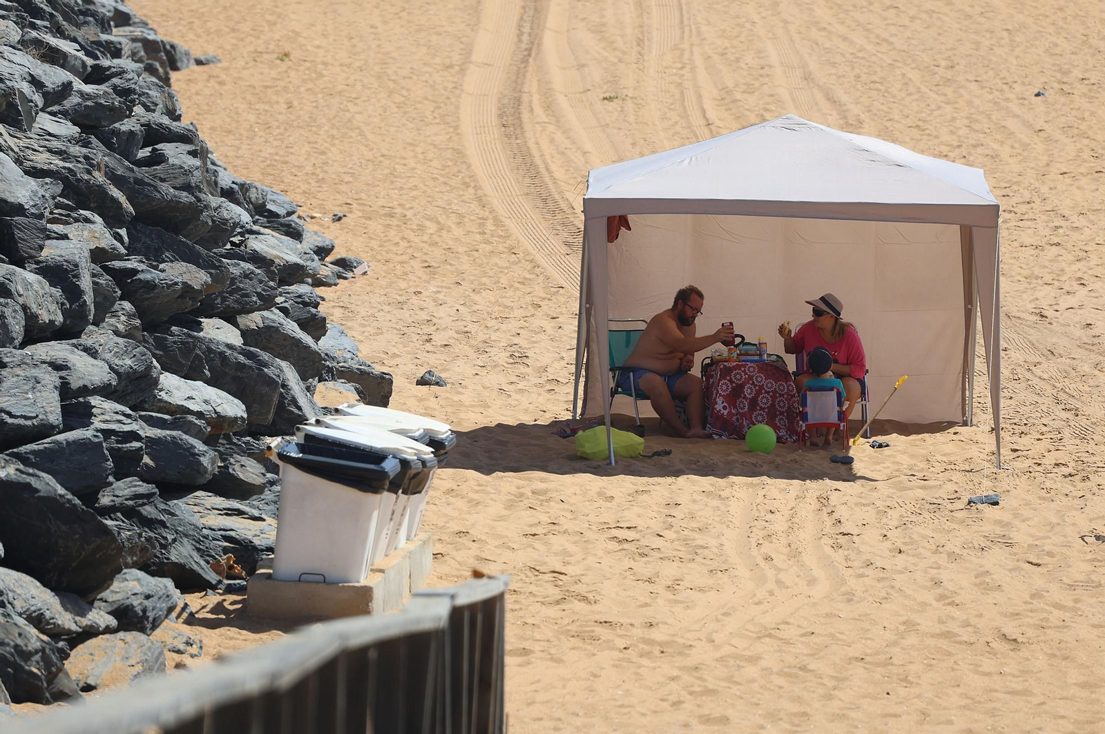 Imágenes del ambiente en las playas de Huelva durante la mañana del domingo
