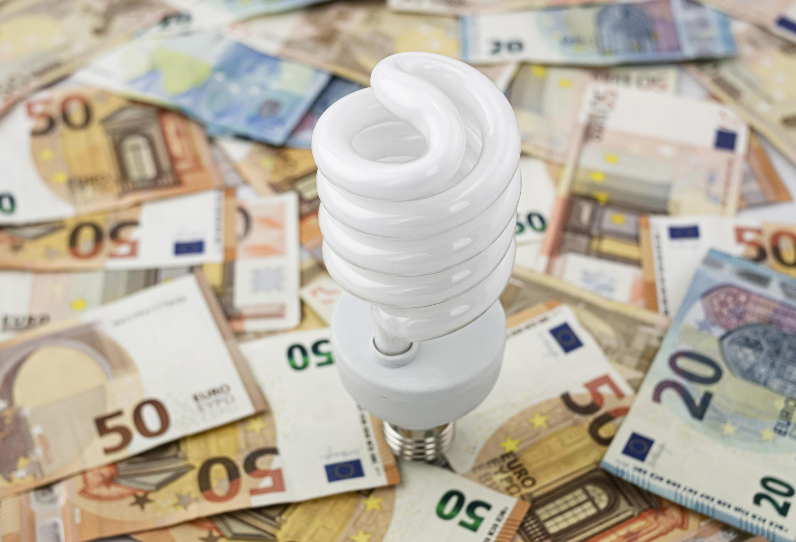 La luz baja este martes un 4,4% aunque no baja de los 200 euros el megavatio