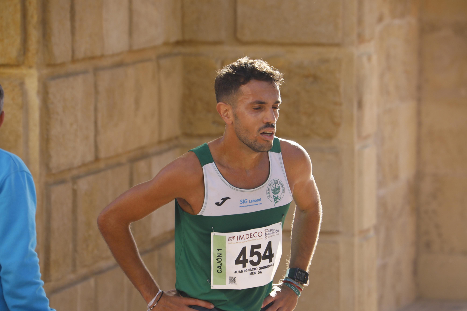 La gloria de cruzar la Puerta del Puente: imágenes de la meta de la 36 Media Maratón de Córdoba