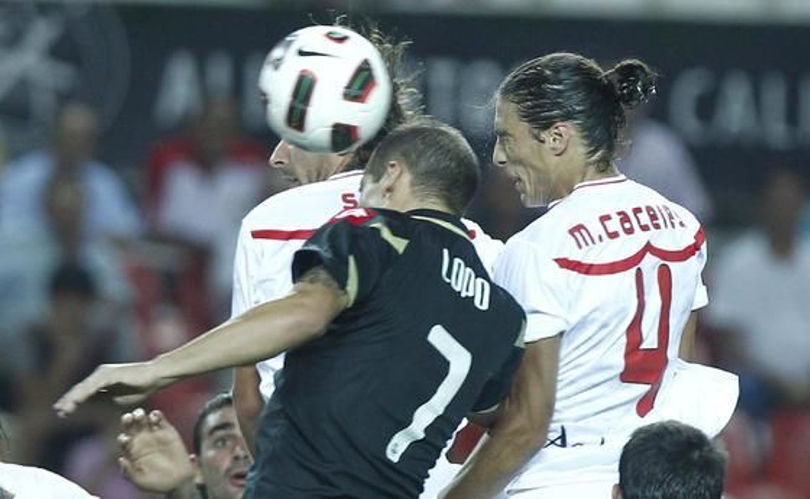 El debutante Martín Cáceres remata de cabeza. / Antonio Pizarro