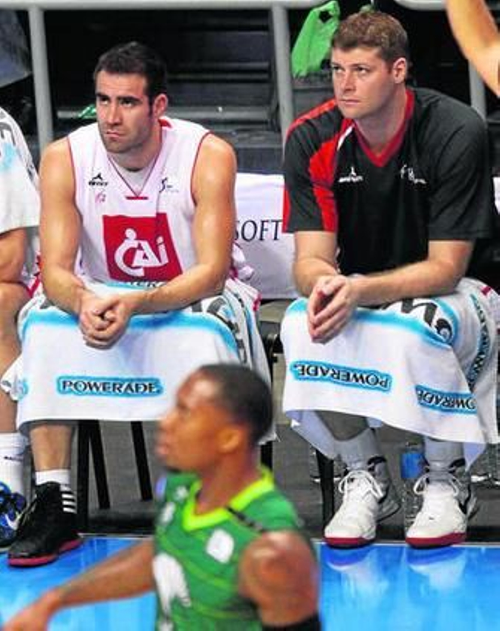 Cabezas, junto a Archibald, en el banquillo del Carpena.