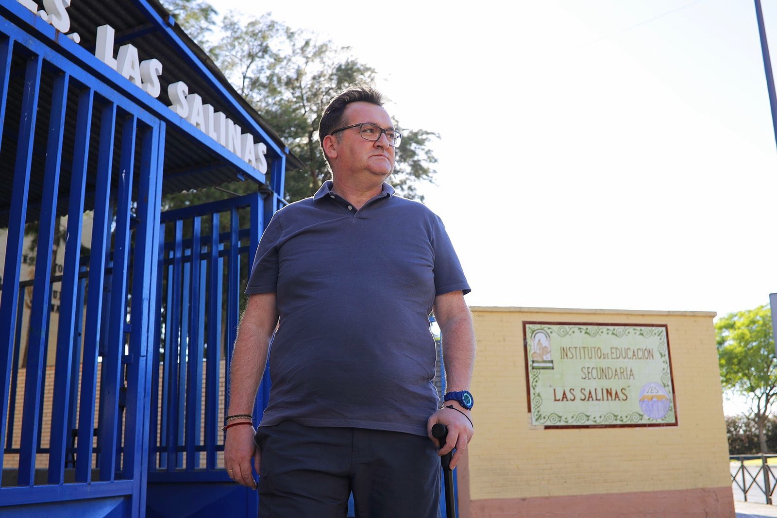 Manuel Rodríguez Romero, en la puerta del instituto Las Salinas, su colegio electoral.