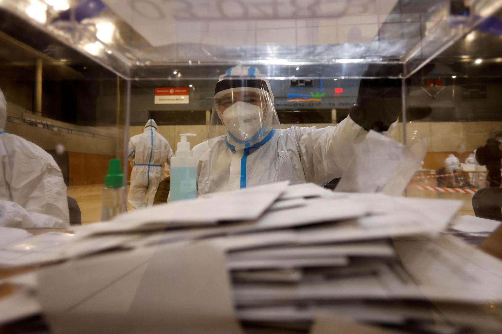 Imágenes de la jornada electoral en Cataluña