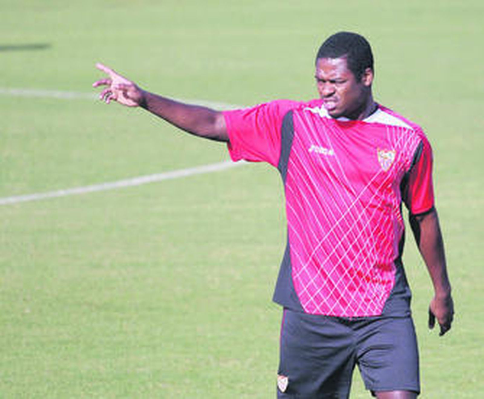 Romaric realiza una indicación a un compañero durante la sesión de entrenamiento de ayer.