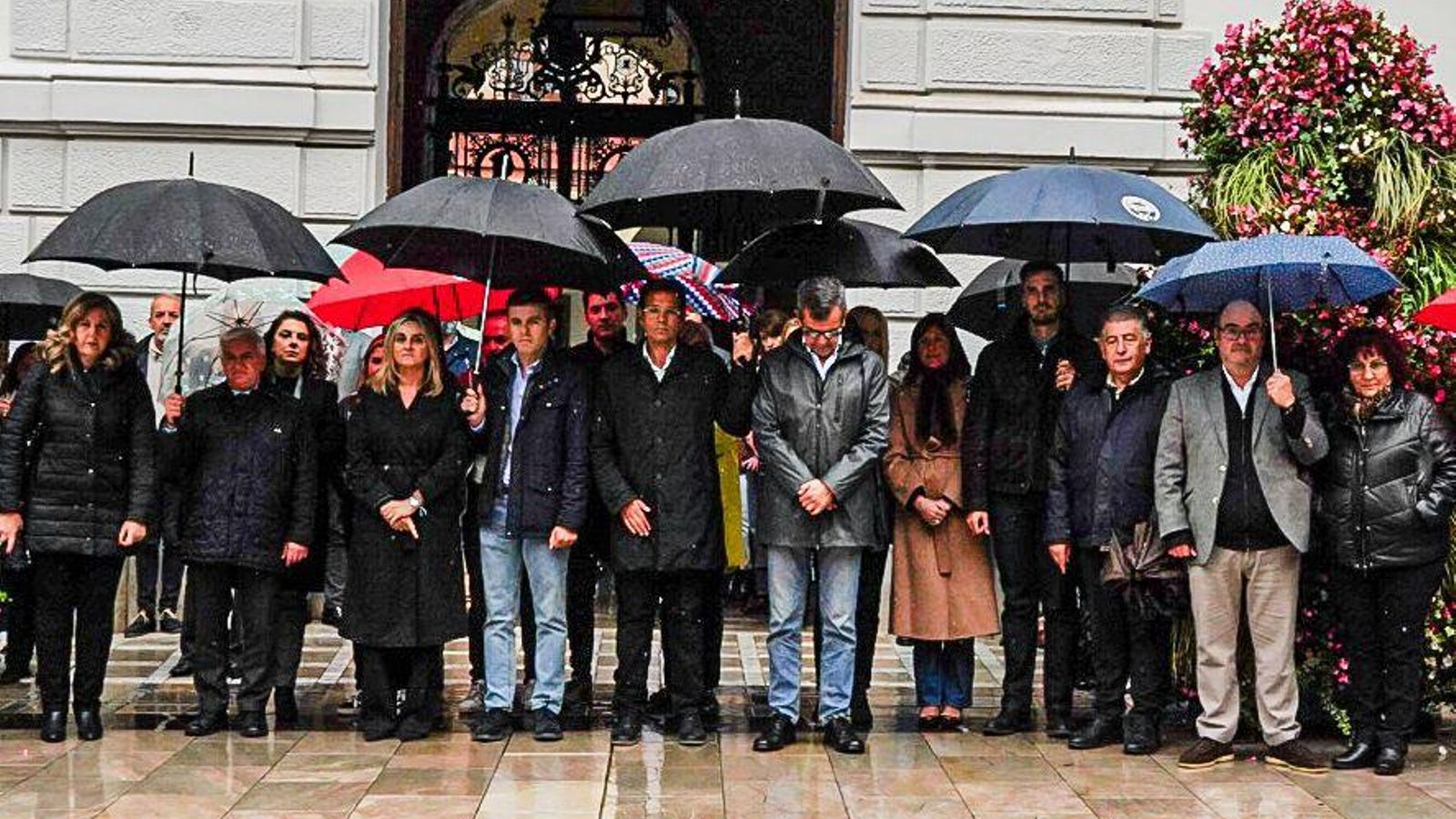 Minuto de silencio en el Ayuntamiento de Granada. Minuto de silencio en el Ayuntamiento de Granada.