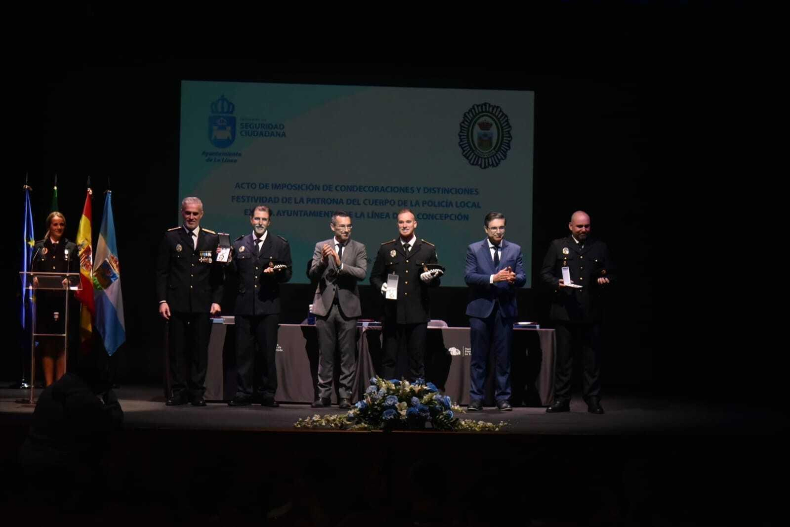 La entrega de uno de los reconocimientos.