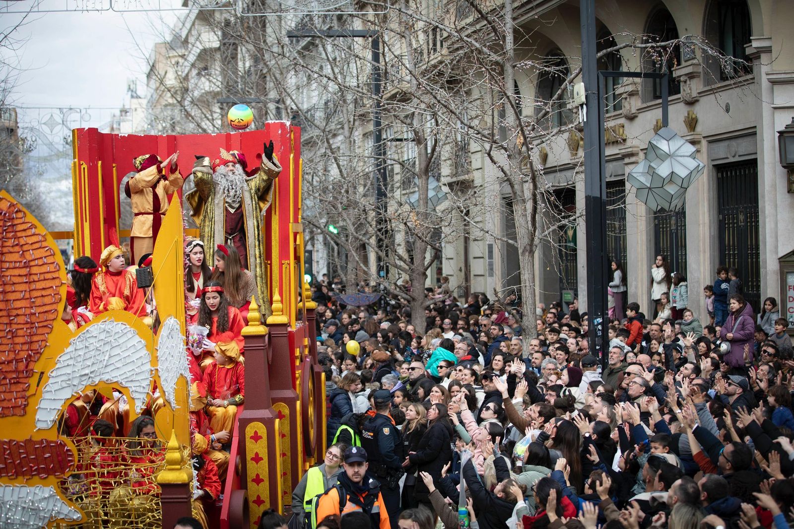El Rey Melchor lanzando balones en Gran Vía