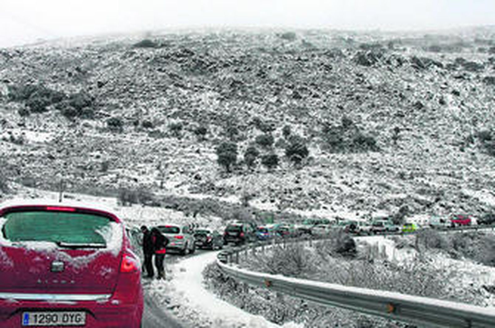 Numerosos coches atrapados por la nieve ayer en los aledaños de Ronda.