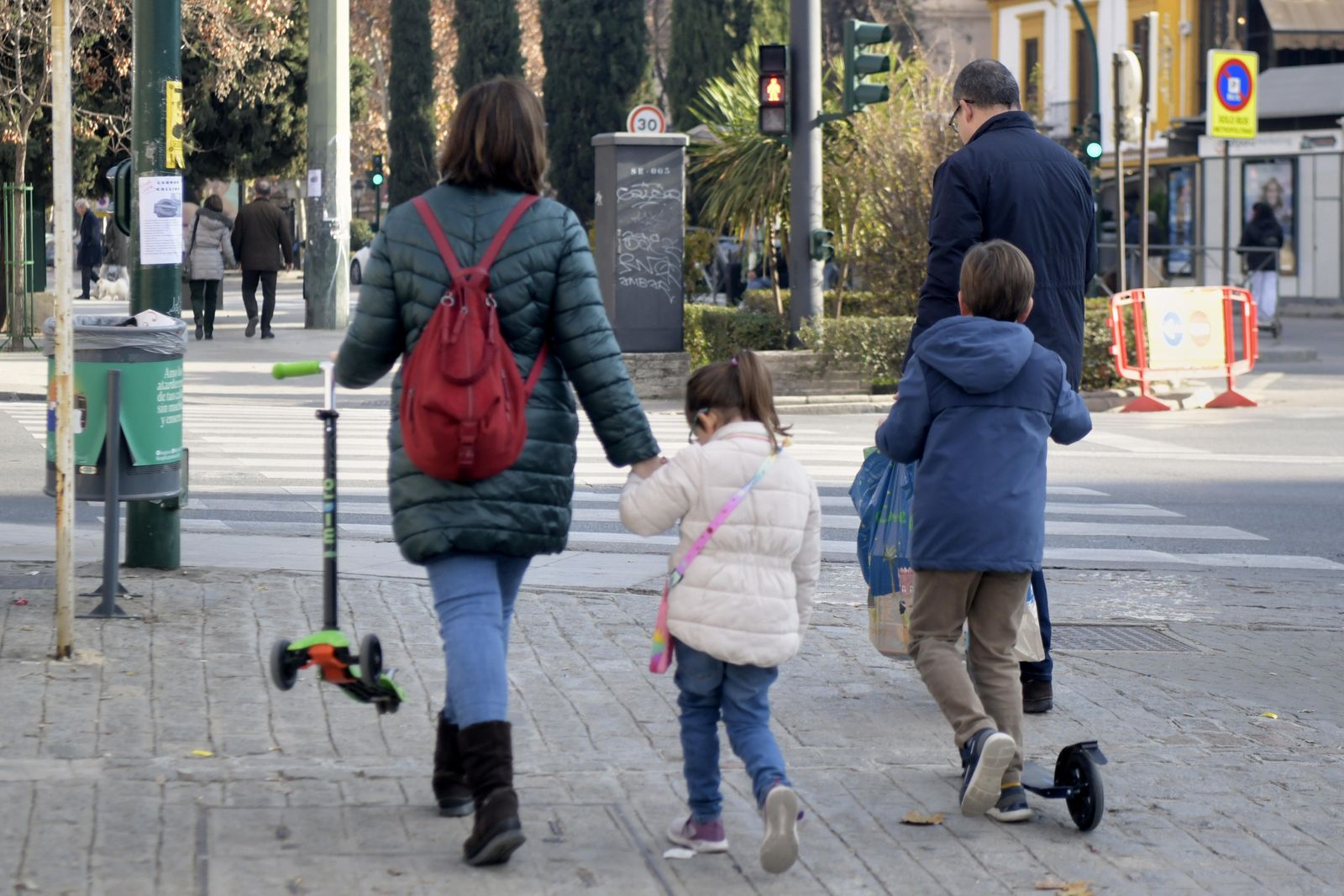 Una familia pasea por el Centro mientras los más pequeños estrenan sus regalos